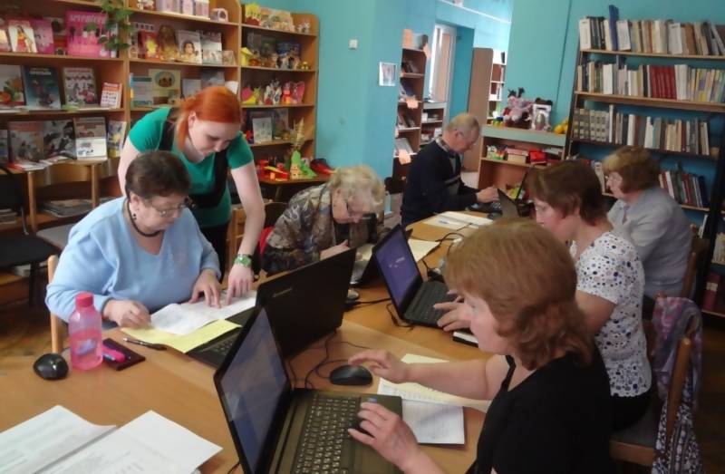 Компьютерная грамотность для инвалидов. Урок компьютерной грамотности для пенсионеров. День компьютерной грамотности. Основы компьютерной грамотности. Всемирный день компьютерной грамотности.